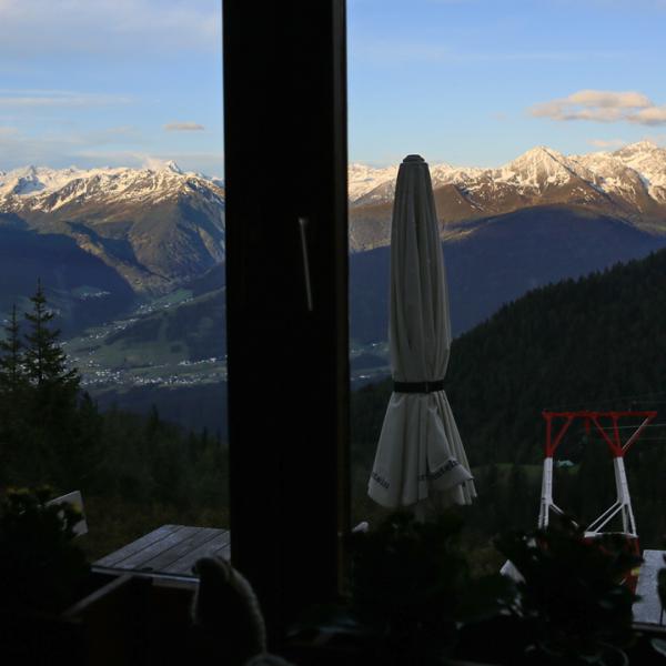 Blick aus dem Fenster der Gaststube auf die Stubaier Alpen!